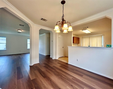 102 Adame Ln - Photo Thumbnail 8