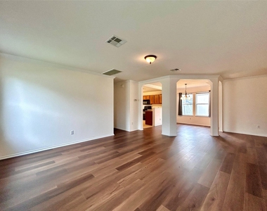 102 Adame Ln - Photo Thumbnail 7