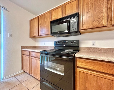 102 Adame Ln - Photo Thumbnail 10