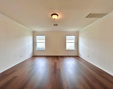 102 Adame Ln - Photo Thumbnail 4
