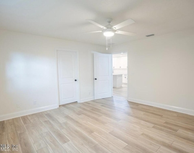 44259 Artesian Boulevard - Photo Thumbnail 10