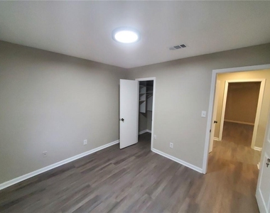 1317 Kingsgate Drive - Photo Thumbnail 16