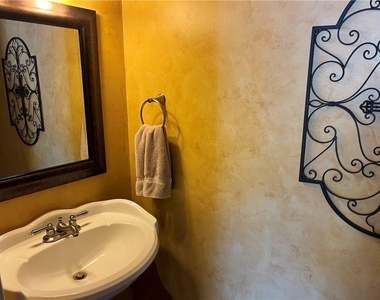 1100 Country Club Place Nw - Photo Thumbnail 2