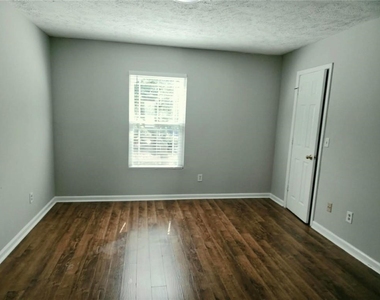 1221 Oak Forest Court Sw - Photo Thumbnail 5
