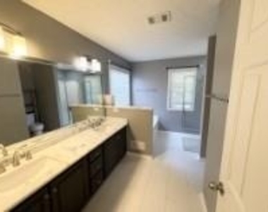 3051 Lexington Avenue - Photo Thumbnail 9