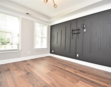 2625 Hickory Hill Drive Se - Photo Thumbnail 4