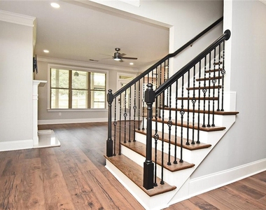 2625 Hickory Hill Drive Se - Photo Thumbnail 3