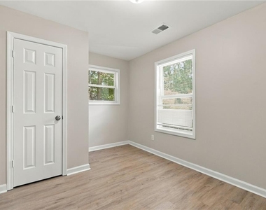84 Holly Road Nw - Photo Thumbnail 9