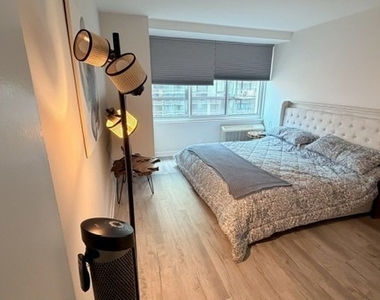 211 E Ohio Street - Photo Thumbnail 4
