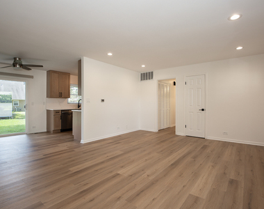1021 Lonsdale Road - Photo Thumbnail 2