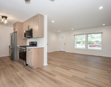 1021 Lonsdale Road - Photo Thumbnail 6