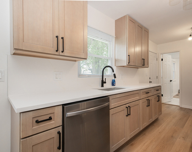 1021 Lonsdale Road - Photo Thumbnail 12