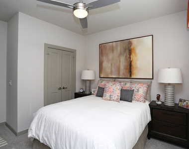670 E Algonquin Road - Photo Thumbnail 10