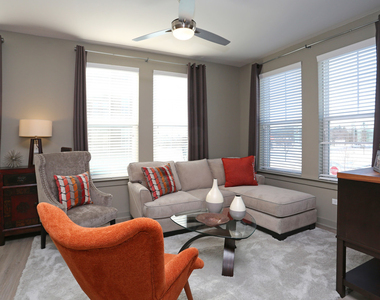 670 E Algonquin Road - Photo Thumbnail 4