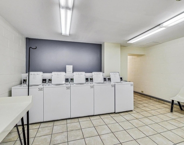 111 E Chestnut Street - Photo Thumbnail 20
