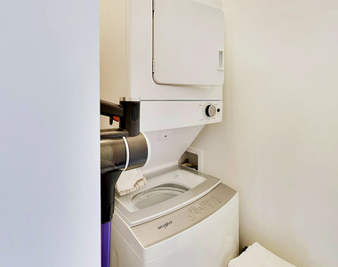 111 E Chestnut Street - Photo Thumbnail 40