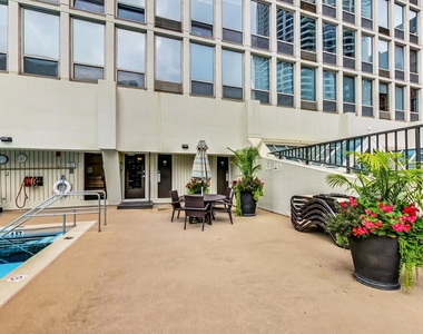 111 E Chestnut Street - Photo Thumbnail 10
