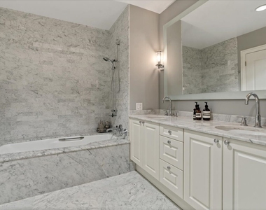 10 E Delaware Place - Photo Thumbnail 16