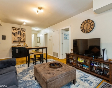 6423 N Greenview Avenue - Photo Thumbnail 4