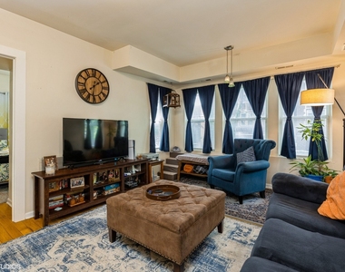 6423 N Greenview Avenue - Photo Thumbnail 3