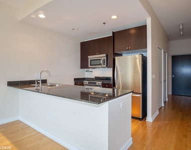 303 W Ohio Street - Photo Thumbnail 4