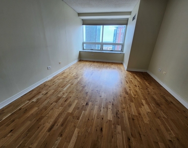 512 N Mcclurg Court - Photo Thumbnail 5