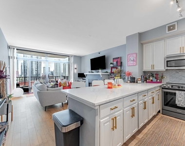 435 W Erie Street - Photo Thumbnail 1