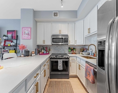 435 W Erie Street - Photo Thumbnail 2