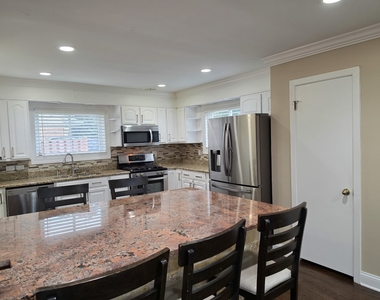9104 Oleander Avenue - Photo Thumbnail 7