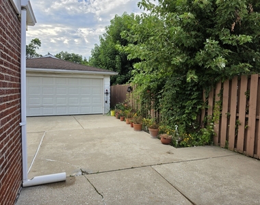 9104 Oleander Avenue - Photo Thumbnail 2