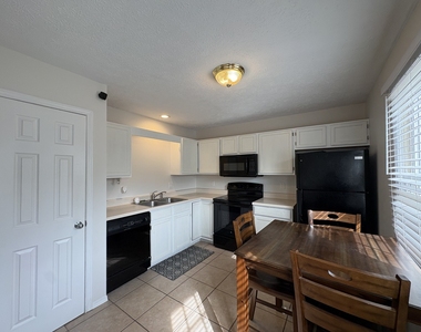 707 N Golfcrest Road - Photo Thumbnail 4