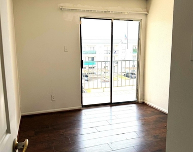 2830 S Bartell Drive - Photo Thumbnail 5