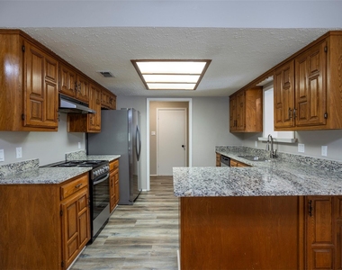 561 Mount Pleasant Road - Photo Thumbnail 4