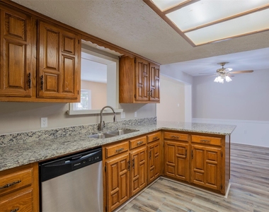 561 Mount Pleasant Road - Photo Thumbnail 5
