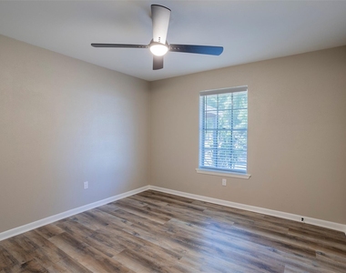 561 Mount Pleasant Road - Photo Thumbnail 14
