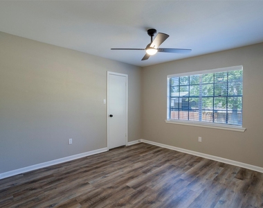 561 Mount Pleasant Road - Photo Thumbnail 17