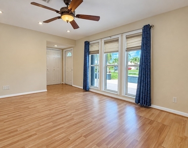3609 Se 3rd Avenue - Photo Thumbnail 2