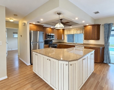 3609 Se 3rd Avenue - Photo Thumbnail 3