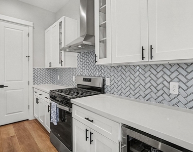825 Woodcrest Drive - Photo Thumbnail 5