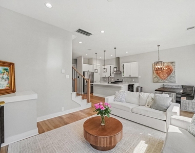 825 Woodcrest Drive - Photo Thumbnail 2