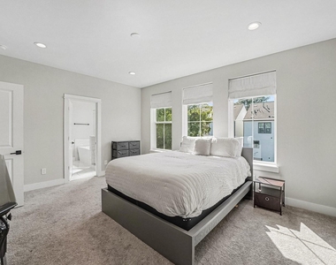 825 Woodcrest Drive - Photo Thumbnail 11