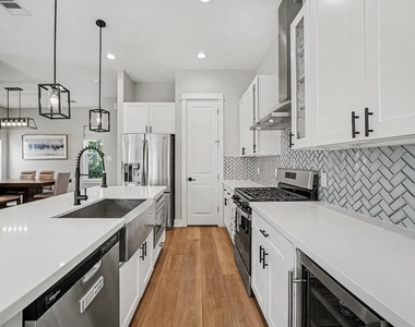 825 Woodcrest Drive - Photo Thumbnail 6