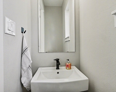 825 Woodcrest Drive - Photo Thumbnail 10