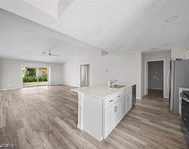 202 Nw 25th Place - Photo Thumbnail 13