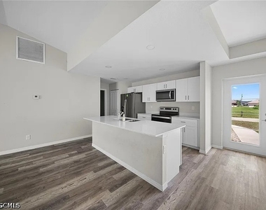 202 Nw 25th Place - Photo Thumbnail 2