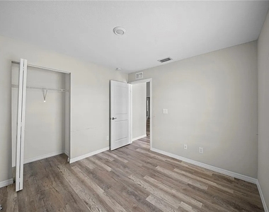 202 Nw 25th Place - Photo Thumbnail 25