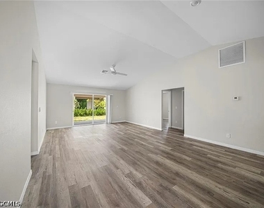 202 Nw 25th Place - Photo Thumbnail 10