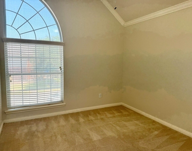 202 Almond Drive - Photo Thumbnail 10