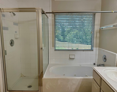 202 Almond Drive - Photo Thumbnail 9