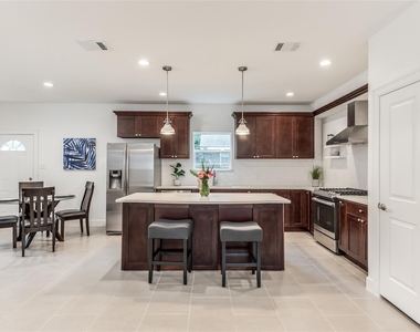 118 Sylvester Road - Photo Thumbnail 4